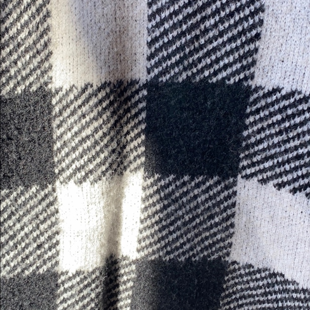 Checkered Sweater - Picture 4 of 4